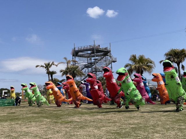 横須賀・ソレイユの丘 「第3回 ティラノサウルスレース」